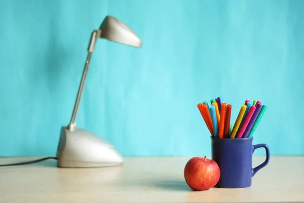 Accessoires éducatifs avec stylos. lampe et pomme — Photo