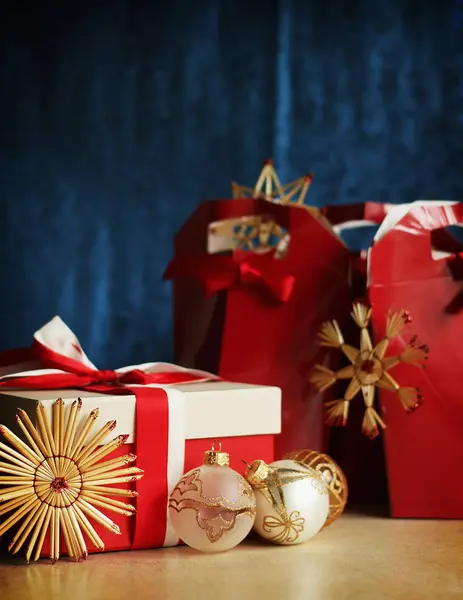 Biglietto natalizio con confezioni regalo — Foto Stock