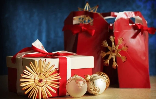 Vánoční přání s dárkovými krabicemi — Stock fotografie