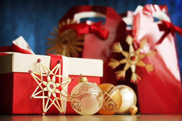 Karácsonyi üdvözlőlap ajándékdobozokkal — Stock Fotó