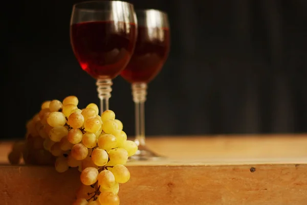 Grape gren och vin bägare — Stockfoto