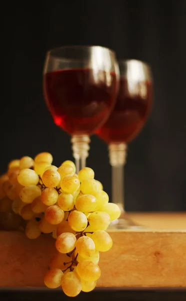 Druif tak en wijn goblet — Stockfoto