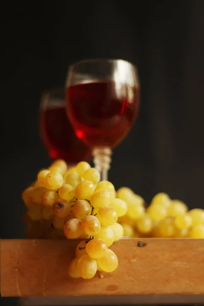 Grape branch and wine goblet — Stock Photo, Image