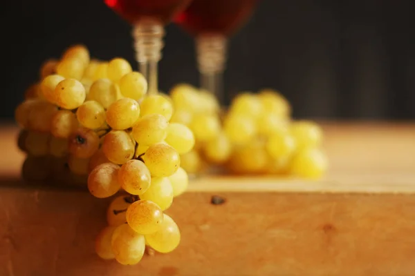 Rama de uva y copa de vino —  Fotos de Stock