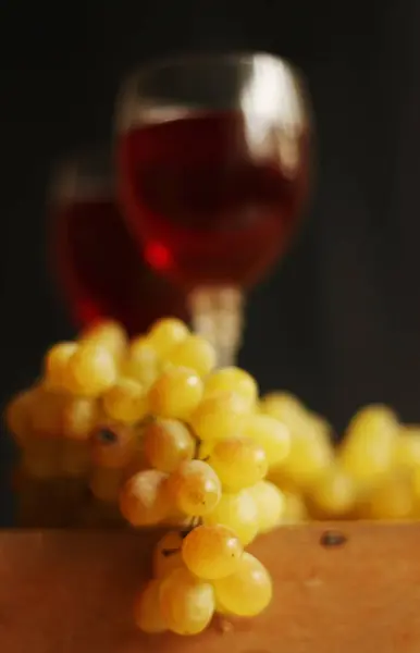 Grape gren och vin bägare — Stockfoto