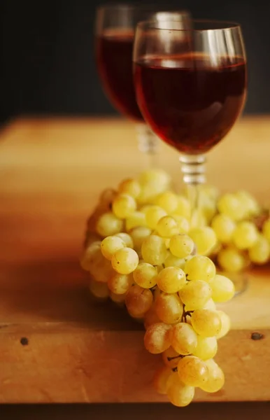 Grape gren och vin bägare — Stockfoto