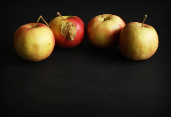 Rode appels op zwarte achtergrond — Stockfoto