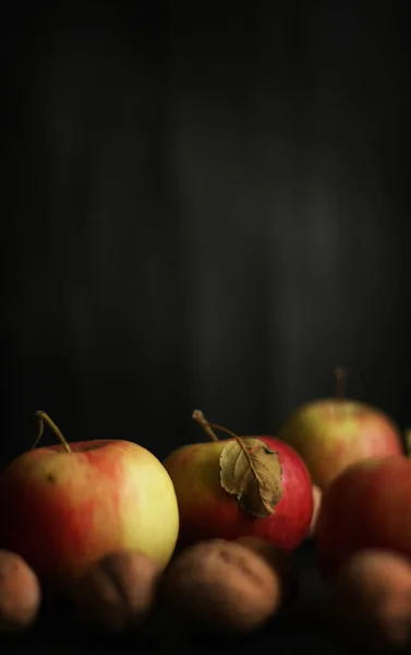 Röda äpplen på svart bakgrund — Stockfoto