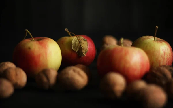 Pommes rouges sur fond noir — Photo