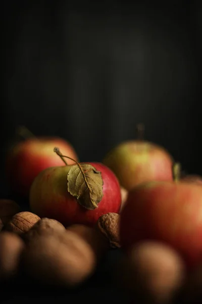 Červená jablka na černém pozadí — Stock fotografie