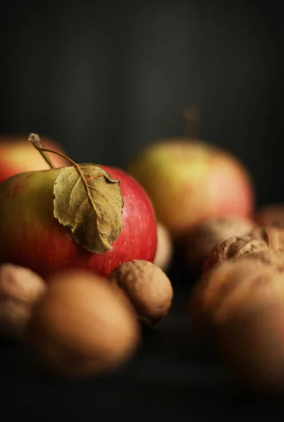 Manzanas rojas sobre fondo negro — Foto de Stock