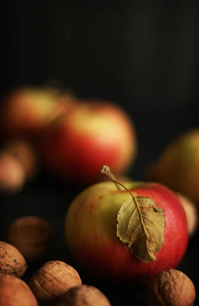 Manzanas rojas sobre fondo negro — Foto de Stock