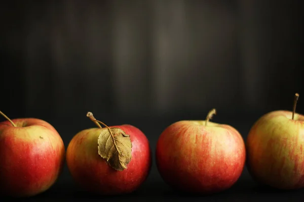 Rode appels op zwarte achtergrond — Stockfoto