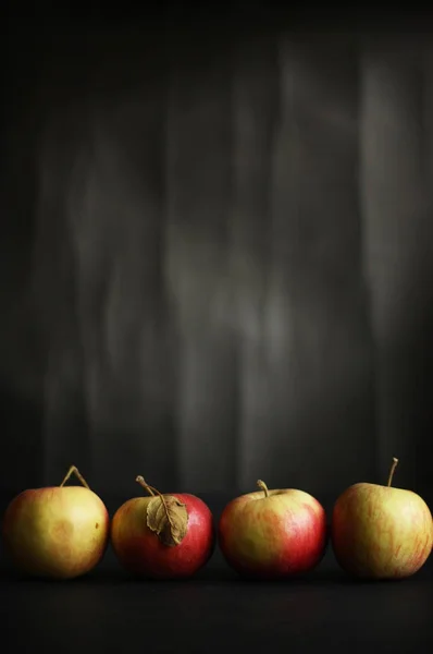 Pommes rouges sur fond noir — Photo