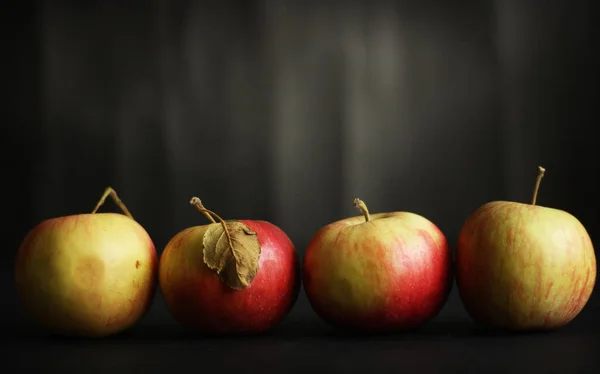 Rode appels op zwarte achtergrond — Stockfoto