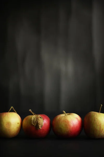 Rode appels op zwarte achtergrond — Stockfoto