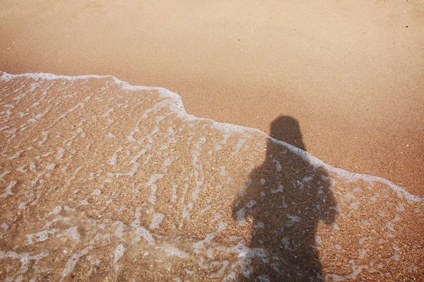 ビーチに影を落とす人々 — ストック写真