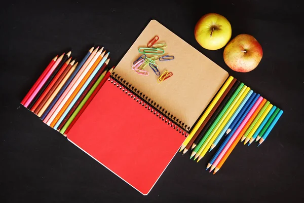 Carnet Croquis Avec Crayons Couleur Pomme — Photo