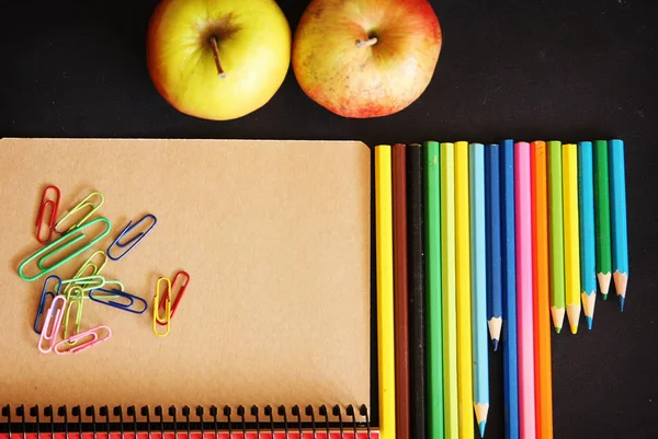 Carnet Croquis Avec Crayons Couleur Pomme — Photo