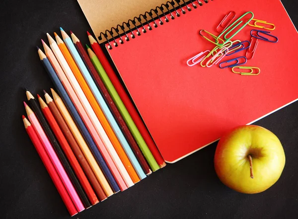 Carnet Croquis Avec Crayons Couleur Pomme — Photo