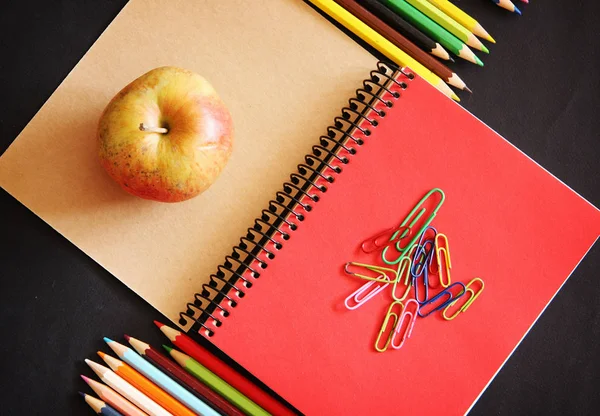 Carnet Croquis Avec Crayons Couleur Pomme — Photo