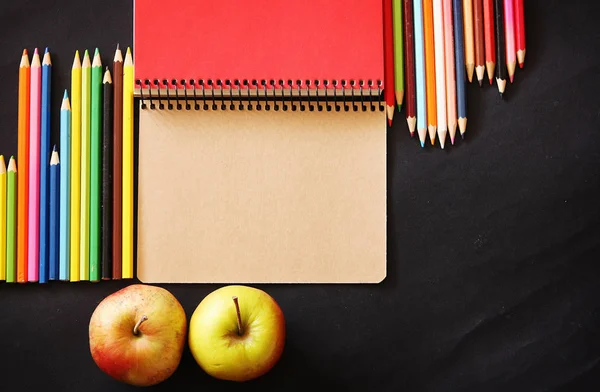 Schetsboek Met Potloden Van Kleur Apple Rechtenvrije Stockafbeeldingen