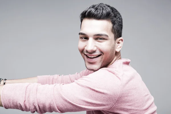 Joven Hombre Guapo Suéter Rosa Sobre Fondo Gris Retrato Estudio — Foto de Stock