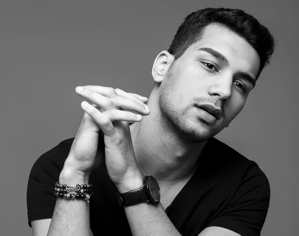 Hombre Joven Guapo Oriente Medio Camiseta Negra Sobre Fondo Gris —  Fotos de Stock