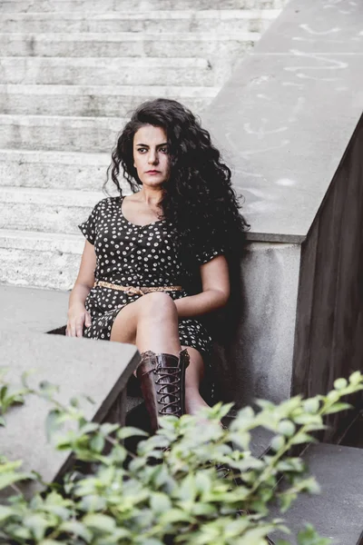 Vacker Ung Kvinna Som Mellanöstern Mode Utomhus Skytte Stil Konceptet — Stockfoto