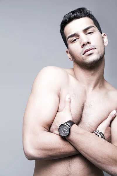Jonge en knappe man van het Midden-Oosten shirtless portret — Stockfoto