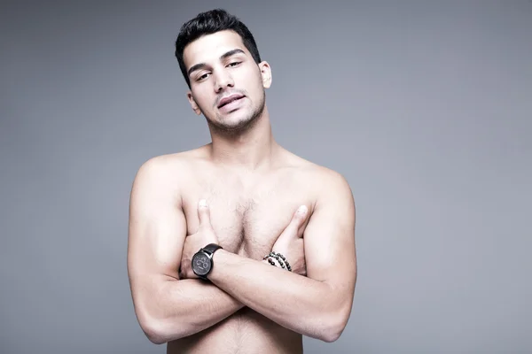 Junger und gutaussehender Mann aus dem Nahen Osten ohne Hemd — Stockfoto