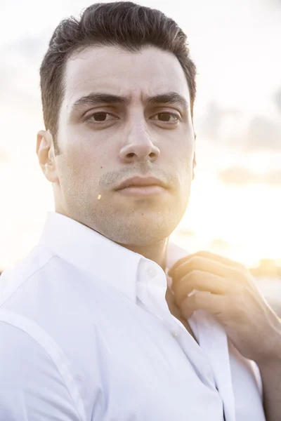 Hombre Joven Atractivo Camisa Blanca Retrato Aire Libre —  Fotos de Stock