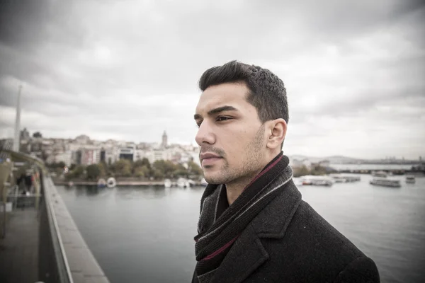 若いとイスタンブール 屋外の魅力的な中東男性ポートレート撮影 — ストック写真