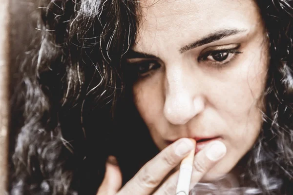 Hermosa Joven Mujer Oriente Medio Aire Libre Llorando Fumando Triste — Foto de Stock