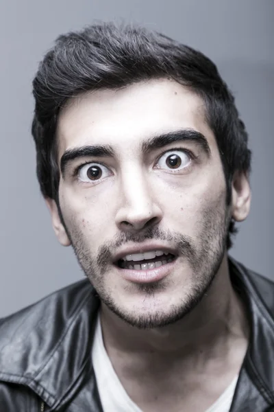 Joven Guapo Hombre Oriente Medio Sobre Fondo Gris Retrato Estudio — Foto de Stock