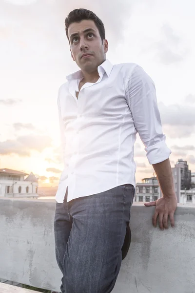 Jong Aantrekkelijke Man Wit Overhemd Buiten Portret — Stockfoto