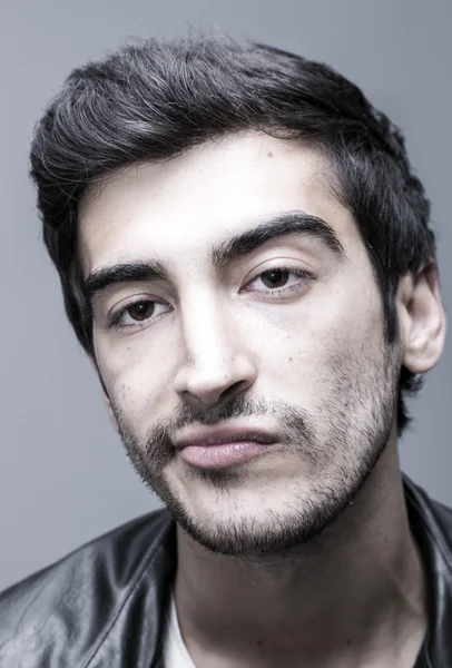 Joven Guapo Hombre Oriente Medio Sobre Fondo Gris Retrato Estudio — Foto de Stock