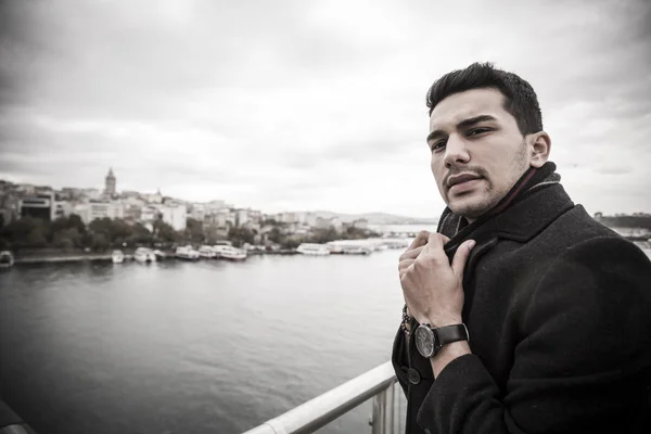 Jeune Attrayant Portrait Homme Moyen Orient Istanbul Tournage Plein Air — Photo