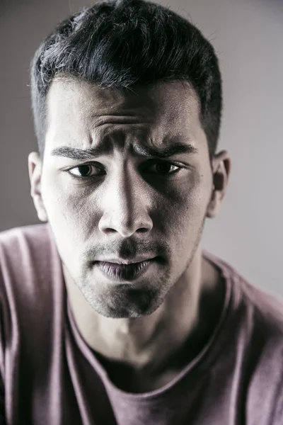 Jovem Homem Bonito Suéter Rosa Fundo Cinza Retrato Estúdio — Fotografia de Stock