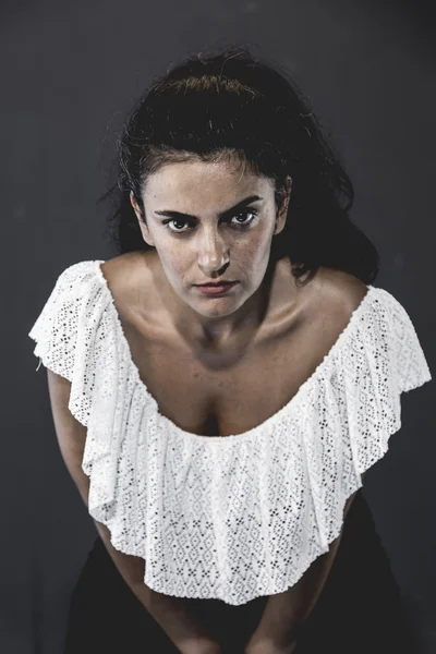 Jovem Bonita Médio Oriental Mulher Estúdio Retrato Cor Escura Cabelos — Fotografia de Stock