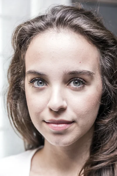 Jeune Belle Couleur Foncée Cheveux Bleu Yeux Jeune Femme Portrait — Photo