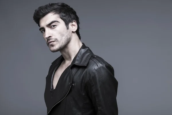 Junger Gutaussehender Mann Aus Dem Nahen Osten Auf Grauem Hintergrund — Stockfoto
