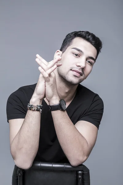 Hombre Joven Guapo Oriente Medio Camiseta Negra Sobre Fondo Gris — Foto de Stock