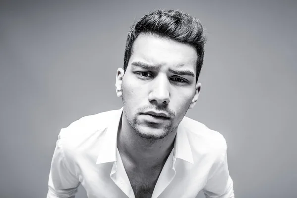 Atractivo Joven Blanco Camisa Estudio Disparo Modelo Masculino Sobre Fondo — Foto de Stock