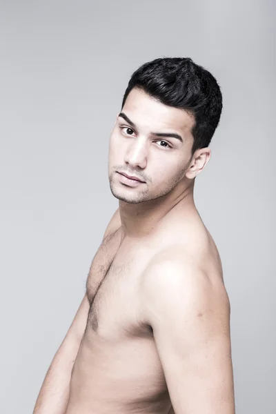 Joven y guapo hombre de Oriente Medio retrato sin camisa — Foto de Stock