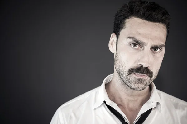 Hombre Joven Guapo Camisa Blanca Sobre Fondo Negro Retrato Estudio — Foto de Stock