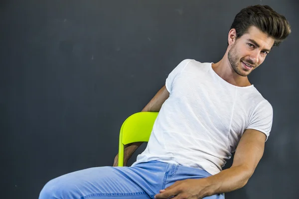 Jong en aantrekkelijke blonde man — Stockfoto