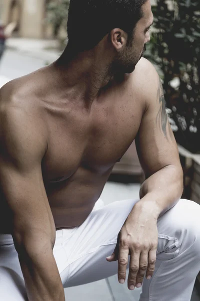 Atletisk ung man porträtt, stilig topless manlig modell headshot, manlig skönhet koncept — Stockfoto