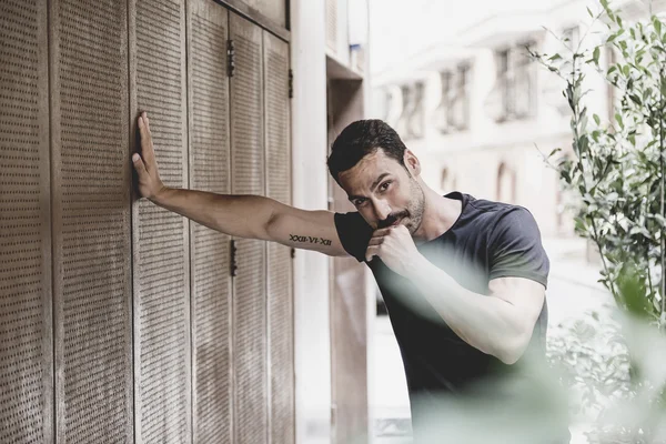 Hombre Joven Atractivo Camisa Blanca Retrato Aire Libre — Foto de Stock