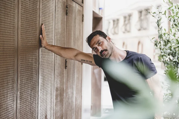 Hombre Joven Atractivo Camisa Blanca Retrato Aire Libre — Foto de Stock